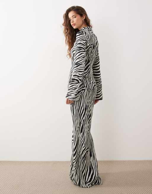 ASOS DESIGN – Hochgeschlossenes Maxikleid mit Zebramuster und Schaldetail, 3 von 4
