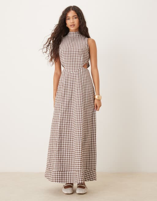 ASOS DESIGN – Hochgeschlossenes Midaxikleid aus Leinen in Braun mit Vichy-Karos und Zierausschnitt in der Taille
