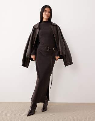 ASOS DESIGN - Hochgeschlossenes Midikleid aus Cord in Schokobraun mit Metalldetails-Brown