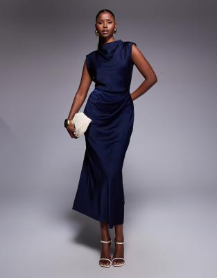 ASOS DESIGN - Hochgeschlossenes Midikleid aus Satin in Marineblau mit Faltentop
