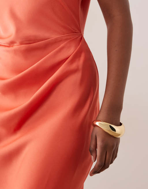 ASOS DESIGN – Hochgeschlossenes Midikleid aus Satin in Pfirsich mit plissiertem Oberteil, 4 von 4