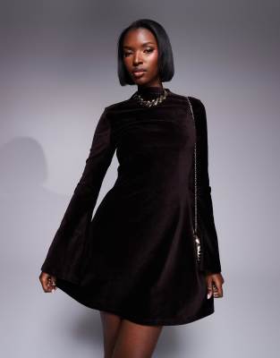 ASOS DESIGN - Hochgeschlossenes Minikleid aus Samtcord in Braun mit ausgestellten Ärmeln