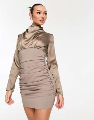 ASOS DESIGN - Hochgeschlossenes Minikleid aus Satin in Champagner mit strukturiertem Rock-Brown