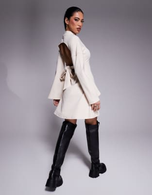 Thumbnail - ASOS DESIGN - Hochgeschlossenes Minikleid in Cremeweiß mit Rückenausschnitt und Bindedetail