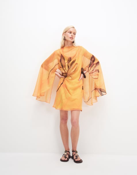 ASOS DESIGN – Hochgeschlossenes Minikleid in Gelb mit drapierter Vorderseite, extremen Cape-Ärmeln und platziertem Blumenmuster - view 1