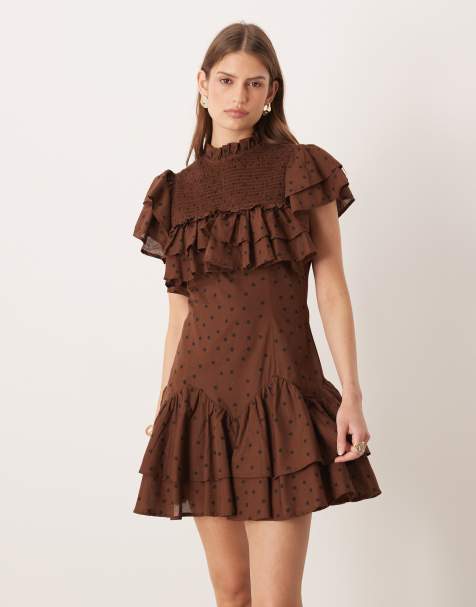 ASOS DESIGN – Hochgeschlossenes Minikleid in gepunktetem Schokobraun mit Raffung und Rüschen - view 1