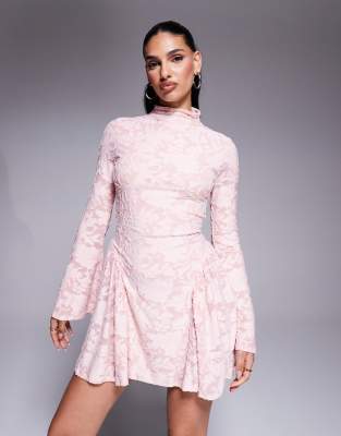 ASOS DESIGN - Hochgeschlossenes Minikleid in hellrosa Devore-Optik mit langen Flatterärmeln und Godet-Einsätzen