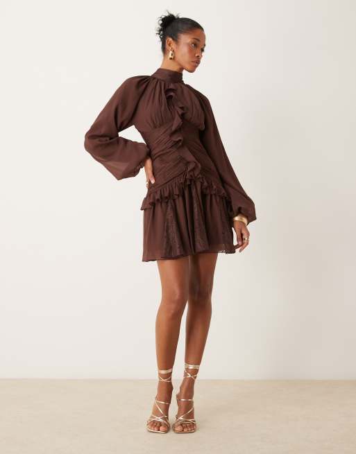 ASOS DESIGN – Hochgeschlossenes Minikleid in Schokobraun mit Wasserfall-Rüschen und Spitzen-Godets, 2 von 4