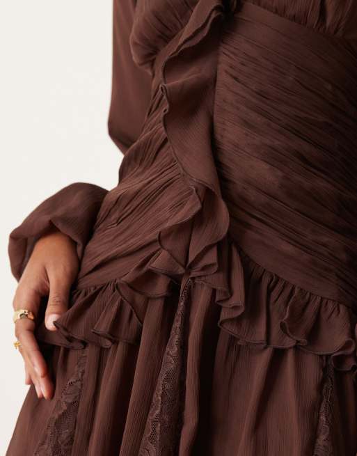 ASOS DESIGN – Hochgeschlossenes Minikleid in Schokobraun mit Wasserfall-Rüschen und Spitzen-Godets, 3 von 4