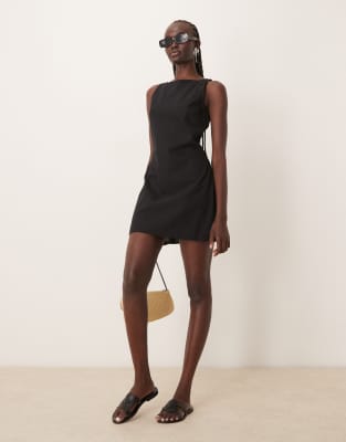ASOS DESIGN - Hochgeschlossenes Minikleid in Schwarz mit gesmokter Rückenpartie und eckigem Ausschnitt