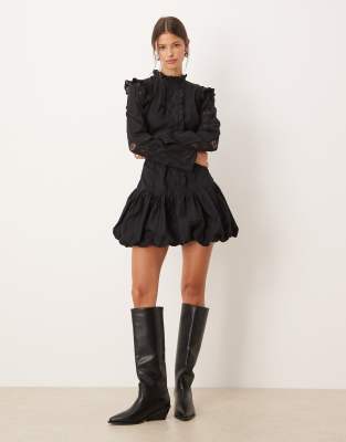 ASOS DESIGN - Hochgeschlossenes Minikleid in Schwarz mit Rüschen und Ballonsaum