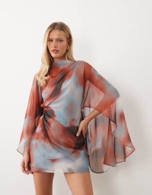 ASOS DESIGN - Hochgeschlossenes Minikleid mit abstraktem Muster, drapierter Vorderseite, sehr großen Cape-Ärmeln-Bunt