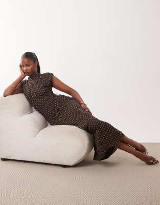 ASOS DESIGN - Hochgeschlossenes Netzstoff-Maxikleid mit Schulterpolstern und Polka-Dot-Muster-Brown