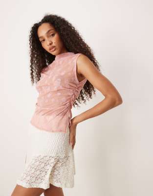 ASOS DESIGN - Hochgeschlossenes Netzstoff-Oberteil in Rosa mit Beflockung und seitlicher Raffung