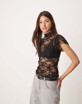 ASOS DESIGN - Hochgeschlossenes Oberteil aus Spitze in Schwarz mit Flügelärmeln und Schlüssellochausschnitt am Rücken