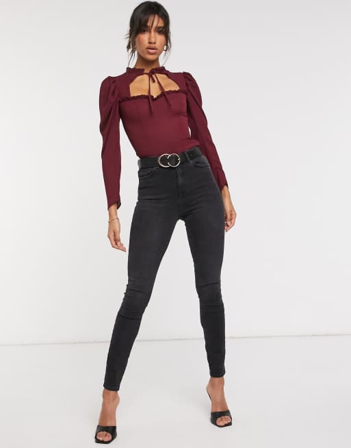 ASOS DESIGN – Hochgeschlossenes Oberteil in Blutrot mit herzförmigem Zierausschnitt, 4 von 4