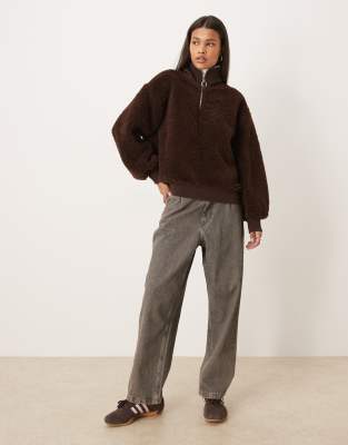 ASOS DESIGN - Hochgeschlossenes Oversize-Oberteil aus Teddyfell in Schokobraun mit durchgehendem Reißverschluss-Brown