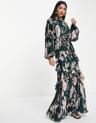 ASOS DESIGN - Hochgeschlossenes, plissiertes Maxikleid mit gestuftem Rock und Blumenprint in Rosa-Mehrfarbig