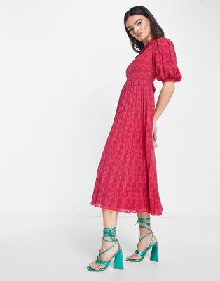 ASOS DESIGN - Hochgeschlossenes, plissiertes Midikleid aus Dobby-Stoff in Beerenrot mit Winkelstreifen und Puffärmeln