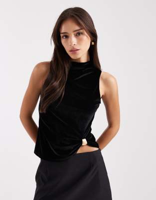 ASOS DESIGN - Hochgeschlossenes Samt-Oberteil in Schwarz mit asymmetrischem Saum und Besatz