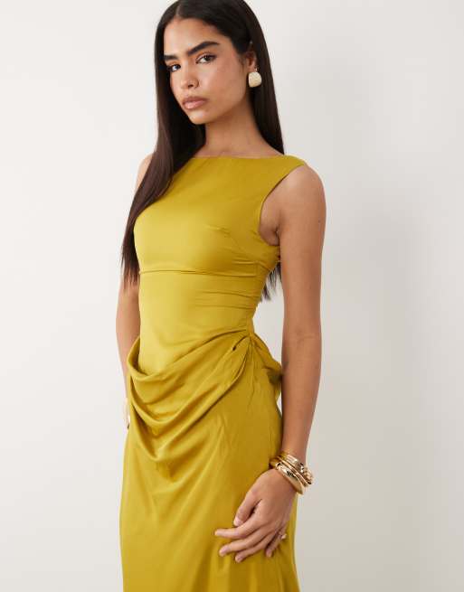 ASOS DESIGN – Hochgeschlossenes Satin-Maxikleid in Gold-Olivgrün mit drapiertem Rock, 3 von 4