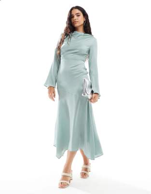 ASOS DESIGN - Hochgeschlossenes Satin-Maxikleid in Hellblau mit asymmetrischem Saum