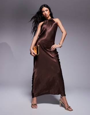 ASOS DESIGN - Hochgeschlossenes Satin-Maxikleid in Schokobraun mit gebundenem Neckholder