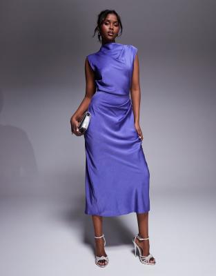 ASOS DESIGN - Hochgeschlossenes Satin-Midikleid in Kornblumenblau mit gefaltetem Oberteil