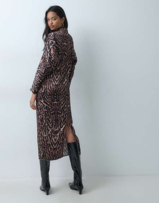 ASOS DESIGN hochgeschlossenes Satin-Smock-Midikleid mit Leopardenprint, 5 von 5