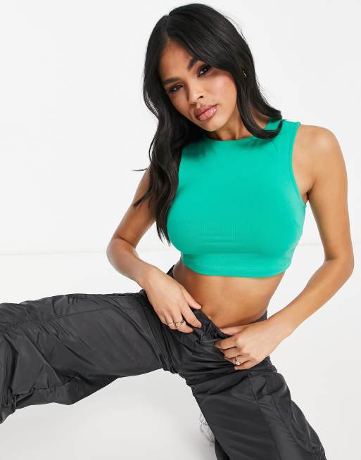ASOS DESIGN – Hochgeschlossenes, superkurzes Trägertop in Grün