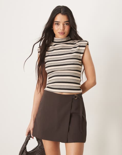 ASOS DESIGN – Hochgeschlossenes Tanktop in kamelbraun-schwarz gestreift mit Schulterpolstern - view 1