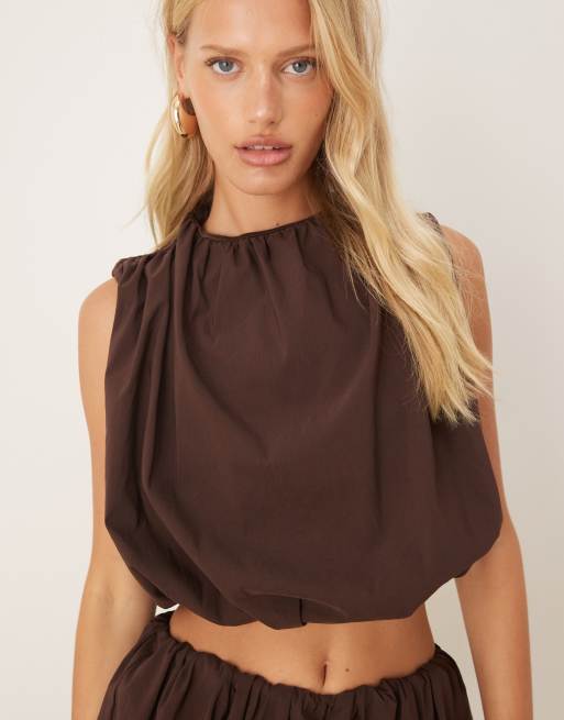 ASOS DESIGN – Hochgeschlossenes Top in Braun mit Ballonsaum, Kombiteil