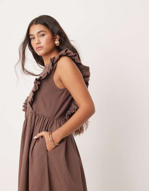 ASOS DESIGN – Hochgeschlossenes Twill-Midikleid in Braun mit gerüschtem Schulterdetail, 3 von 4