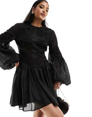 ASOS DESIGN - Hochgeschlossenes, verziertes Minikleid in Schwarz mit Schößchen und Stickerei