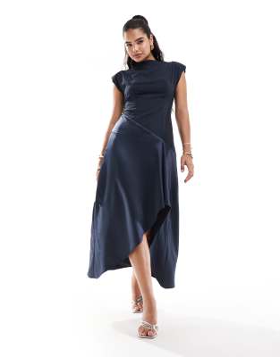 ASOS DESIGN - Hochgeschlossenes, wadenlanges Kleid aus Satin in Marineblau mit kontrastierendem Design