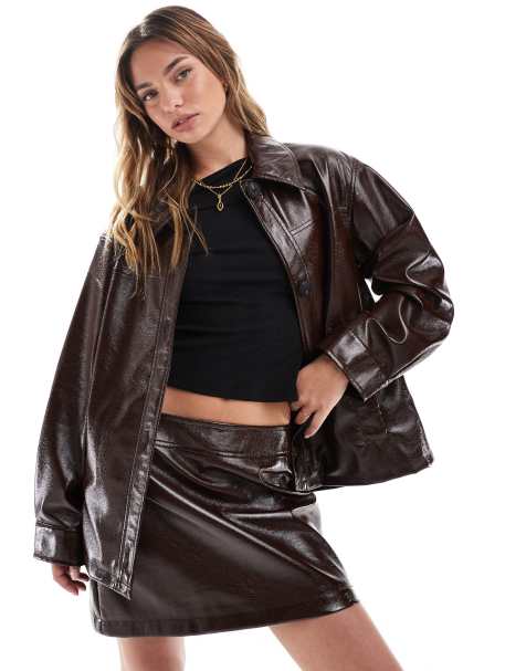ASOS DESIGN – Hochglänzende Jacke in brauner gebrochener Lederoptik, Kombiteil - view 1