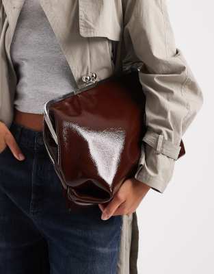 ASOS DESIGN - Hochglänzende Oversize-Clutch in Dunkelbraun mit Rahmen-Brown