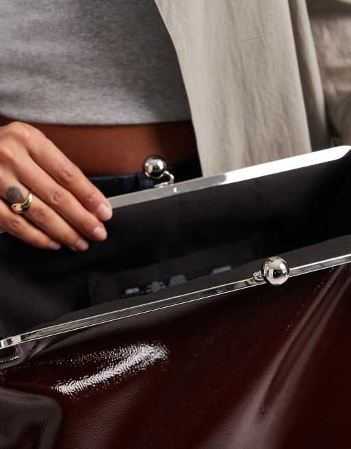 ASOS DESIGN – Hochglänzende Oversize-Clutch in Dunkelbraun mit Rahmen, 3 von 4