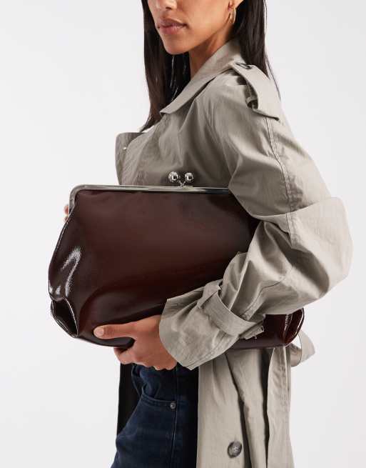 ASOS DESIGN – Hochglänzende Oversize-Clutch in Dunkelbraun mit Rahmen, 4 von 4