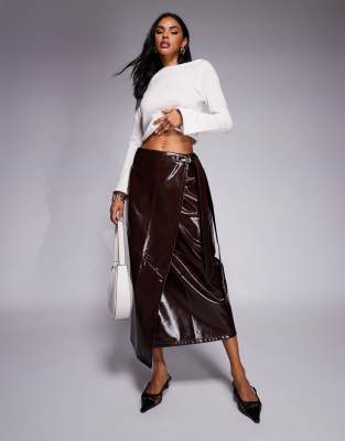 ASOS DESIGN - Hochglänzender Midi-Wickelrock aus Kunstleder in Burgunderrot