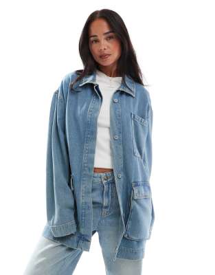 ASOS DESIGN - Hochwertige Denim-Jacke in mittelblauer Waschung mit Trichterausschnitt