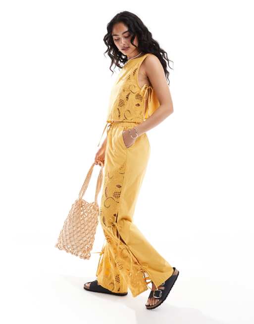 ASOS DESIGN – Hochwertige Hose in Gelb mit Bindedetails und Lochmuster