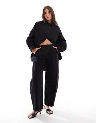 ASOS DESIGN - Hochwertige Hose in verwaschenem Schwarz mit gewölbtem Beinschnitt