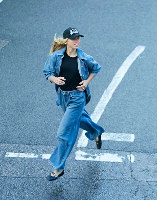 ASOS DESIGN – Hochwertige Jeans in verwaschenem Blau mit Bundfalten, Kombiteil