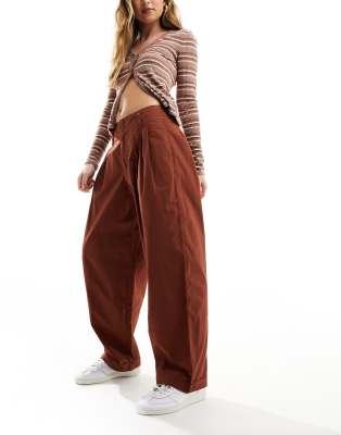 ASOS DESIGN - Hochwertige Popeline-Hose in Braun mit abgerundetem Beinschnitt-Brown