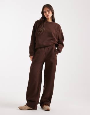 ASOS DESIGN - Hochwertige, schwere Barrel Leg Jogginghose in Schokobraun mit Ziernähten, 500 g/m²-Brown