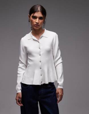 ASOS DESIGN - Hochwertige Strickjacke in Grau mit geformtem Saum