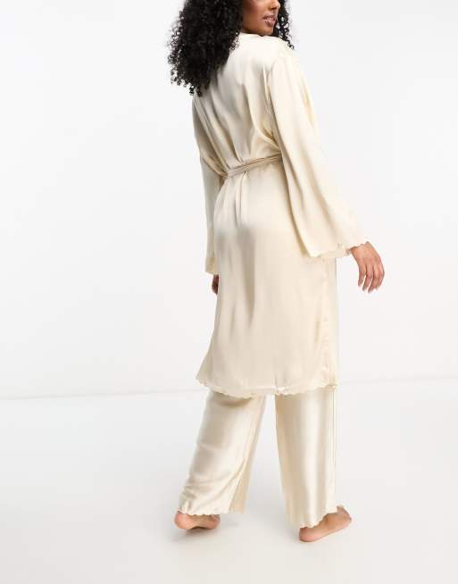 ASOS DESIGN – Hochwertiger, mittellanger Satin-Morgenmantel in Creme mit Stickerei, 2 von 4