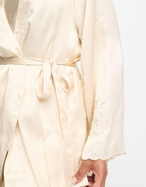 ASOS DESIGN – Hochwertiger, mittellanger Satin-Morgenmantel in Creme mit Stickerei, 3 von 4