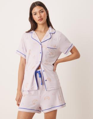 ASOS DESIGN - Hochwertiger, superweicher Pyjama in Flieder mit Croissant-Muster, aus kurzärmligem Hemd und Shorts-Rosa